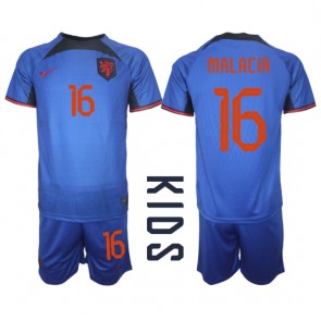 Holland Tyrell Malacia #16 Replika Babytøj Udebanesæt Børn VM 2022 Kortærmet (+ Korte bukser)